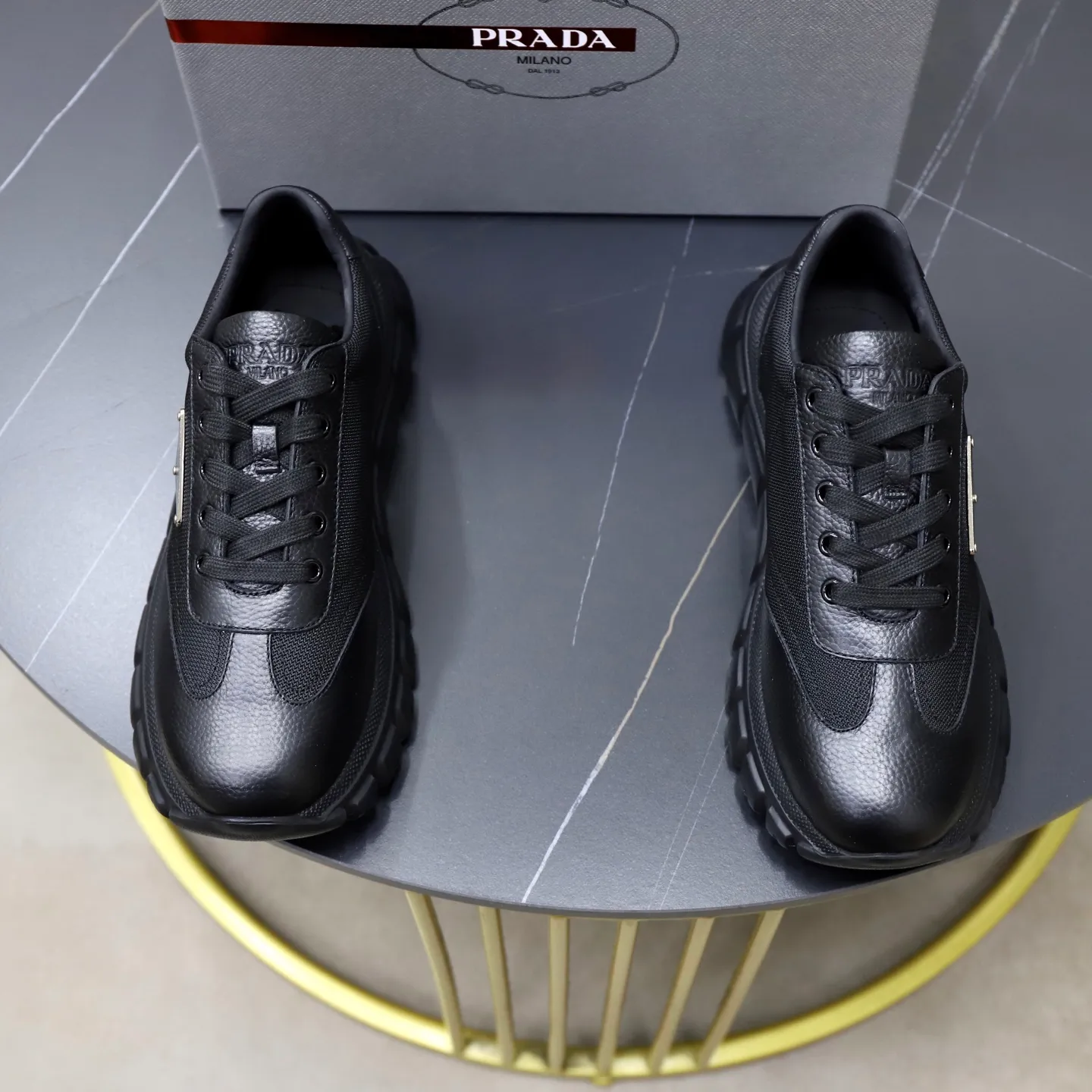 Factory price: 720💰Top original order Brand: PRADA (Prada) Standard code: Men's size 38/44 (45 can be customized) Grade: Same as the official website Material: Original cowhide stitching, cowhide lining, original combination two-color wear-resistant soft outsole Style category: casual sports version, young fashion, European and American trend, British style Color: actual picture color